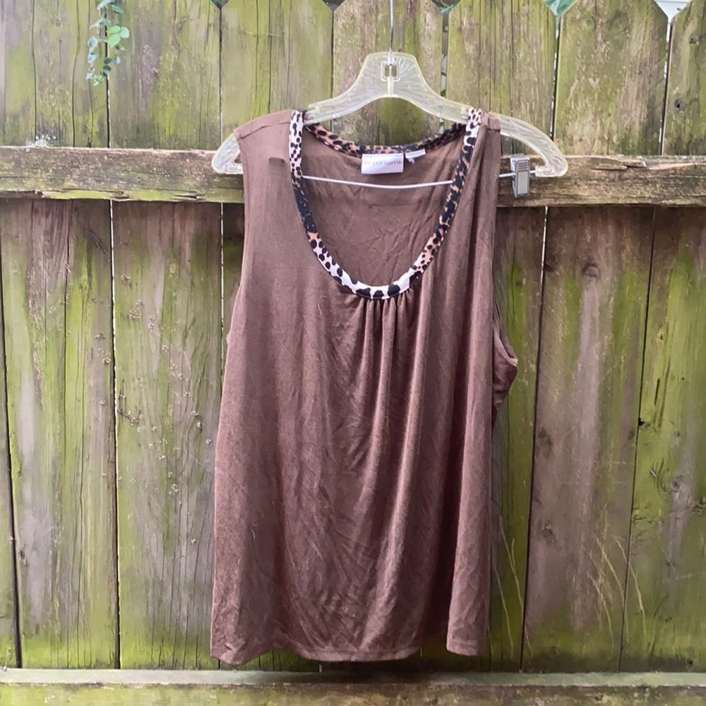 Jaclyn Smith leopard trim top sz. L